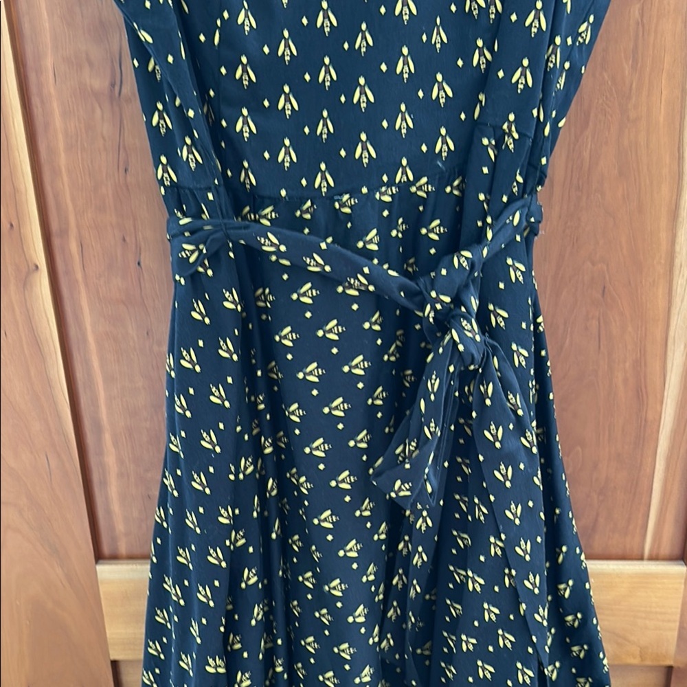 Elegant Black and Yellow Patterned Dress - Picture 5 of 7